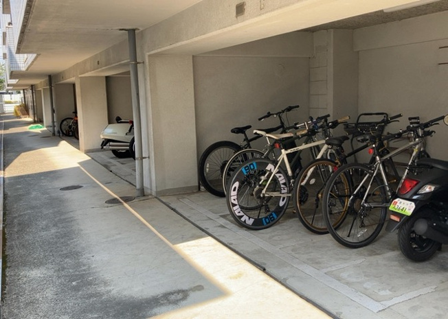 【駐車場】 | メゾン・ド・ヴァルセ | 車一台あたりに必要なスペースは、標準サイズの普通自動車で横幅2m50cm、長さ5mは必要になります。ただし、乗降のことも考慮して横幅3m30cm、長さ5m50cmほどは確保できるところを選びましょう。