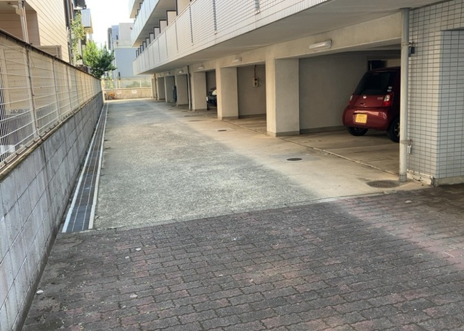 【駐車場】 | メゾン・ド・ヴァルセ | 駐車場と明記されていても、最小スペースでつくられた駐車場だと大型車は駐車できなかったり、出入りしにくくなったりする可能性があります。お車のサイズと購入したい物件の駐車場のサイズを現地で確認しましょう。