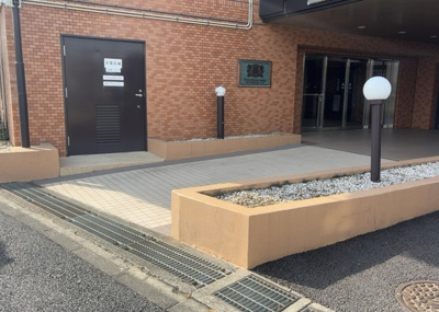 【庭】 | ライオンズマンション矢部第２ | 物件によっては、入居者が個人的に使用できる専用庭がついているものもあります。また、住宅の中にある土間の部分を庭と呼ぶこともあります。庭の用途は住む人によって変わり、それによってデザインもさまざまです。