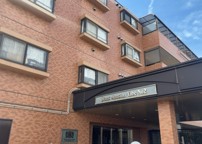 【中庭】 | ライオンズマンション矢部第２ | 中庭（パティオ）とは、一つの建築物の内部に設けられた、壁などで囲われている庭のことを指します。コの字型、ロの字型が主流ですが、L字型の中庭もあります。最近では、インテリア性の高さからも人気があります。