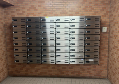 【設備】 | ライオンズマンション矢部第２ | エントランス付近に設置されている集合ポストは、住んでいる部屋と離れているため、ポストをあさるなど誰かに何かされていても被害に気づきにくいです。入居する時には他人に特定されにくい番号で鍵をかけましょう！