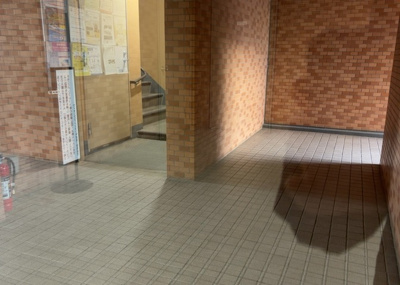 【ロビー】 | ライオンズマンション矢部第２ | ロビーというと、エントランスと何がちがうの？と思いますよね。実はロビーとエントランスには明確な決まりはありません。物件によっては、エントランスを入って広がるある程度の広さのある空間がロビーとなります。