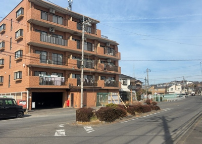 【外観】 | ライオンズマンション矢部第２ | 隣家の土地はどうなっているのか、生活利便施設が近くにあるのか、学校まで近いかなど、お客様のライフスタイルにあわせたイメージが重要です。また、近くにあると困る施設が近くにないかも確認するといいでしょう。