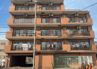 【外観】 | ライオンズマンション矢部第２ | 道幅が広い場所は日当たりや風通が良好です。幅が広いのですれ違いも可能ですし大きな車でも駐車可能！一方で、大型車が通ることも多くなるため交通量の増加により騒音に繋がります。また土地の値段が高くなります。