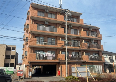 【外観】 | ライオンズマンション矢部第２ | ＲＣ造、Reinforced Concreteは直訳すると補強されたコンクリートです。主に柱や梁・床・壁が鉄筋とコンクリートで構成おり、鉄筋を組んだ型枠にコンクリートを流し込んで固めたものを指します。