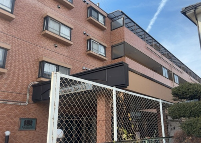 【玄関】 | ライオンズマンション矢部第２ | 玄関は家の顔でもあり、家族以外の目にも止まる場所です。玄関は外との間を仕切る扉、靴などをしまっておく収納スペース、靴脱ぎのたたきスペース、来客とのやり取りをするドアホンなど複数のアイテムからなります。