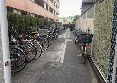 【駐車場】 | ライオンズマンション矢部第２ | 車一台あたりに必要なスペースは、標準サイズの普通自動車で横幅2m50cm、長さ5mは必要になります。ただし、乗降のことも考慮して横幅3m30cm、長さ5m50cmほどは確保できるところを選びましょう。