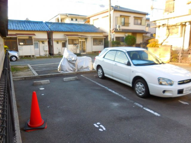 レオパレス呑山の駐車場