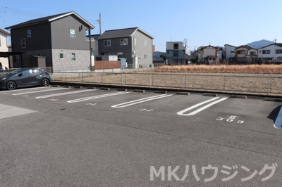 【駐車場】 | ベレオ リラフォートⅡ | 車をお持ちの方に嬉しい駐車場付きの物件です