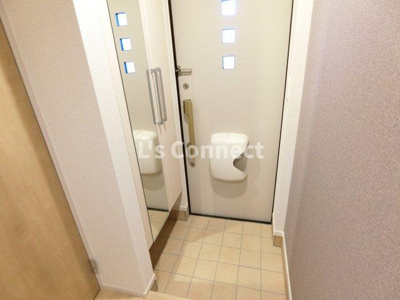 【玄関】 | ヒーローパレス | 背の高い下駄箱には鏡付きで身だしなみチェック。