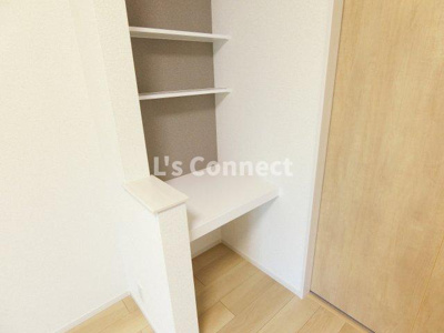 【内装】 | ヒーローパレス | 机としても使える棚があります。