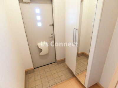 【玄関】 | カーサ　セレノ | 背の高い下駄箱には鏡付きで身だしなみチェック。