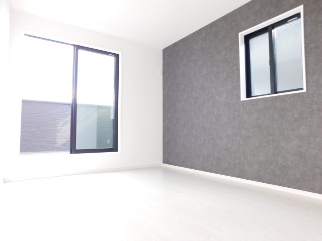 名古屋市中村区下中村町４丁目の新築一戸建の洋室|◇洋室◇　　明るい洋室６．７帖　ウォークインクローゼット完備！　バルコニー利用可♪