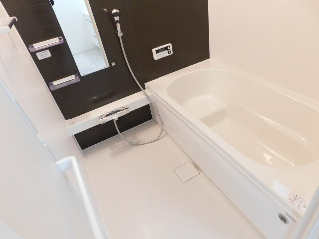 名古屋市中村区下中村町４丁目の新築一戸建の浴室|◇浴室◇　　広い１坪サイズ・浴室暖房乾燥機・保温浴槽・追い焚き機能・ベンチ浴槽・エコシャワー・オートバス・バリアフリーバス・浴室窓あり