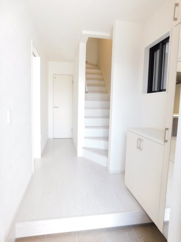 名古屋市中村区下中村町４丁目の新築一戸建の玄関|◇玄関収納◇　　家族の履物がしっかり収納できるミラー付玄関収納♪