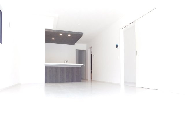 名古屋市中村区下中村町４丁目の新築一戸建の居間・リビング|◇リビング◇　　明るいリビング１７．０帖　リビングが見渡せる対面キッチン♪