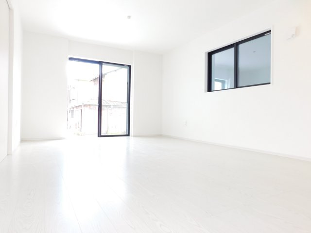 名古屋市中村区下中村町４丁目の新築一戸建の居間・リビング|◇リビング◇　　明るいリビング１７．０帖　家族が集まってもゆとりのあるリビング♪