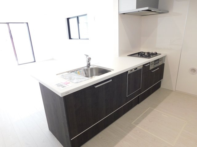 名古屋市中村区下中村町４丁目の新築一戸建のキッチン|◇キッチン◇　　人気の対面式・人造大理石フラットキッチン・食洗機・浄水器一体型水栓・静音仕様シンク・薄型換気扇・Ｓｉセンサーコンロ（３口）・床下収納庫