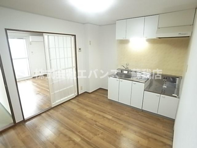 【居間・リビング】 | メゾン・コスモ | こちらの居間で趣味の時間をお楽しみください