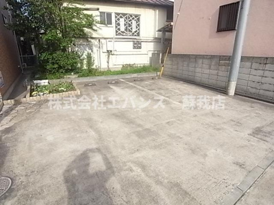 【駐車場】 | コンフォートヴィラ・寒川 | 駐車場に車を止められます