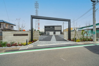 ◆エントランスから見た駐車場、建物◆