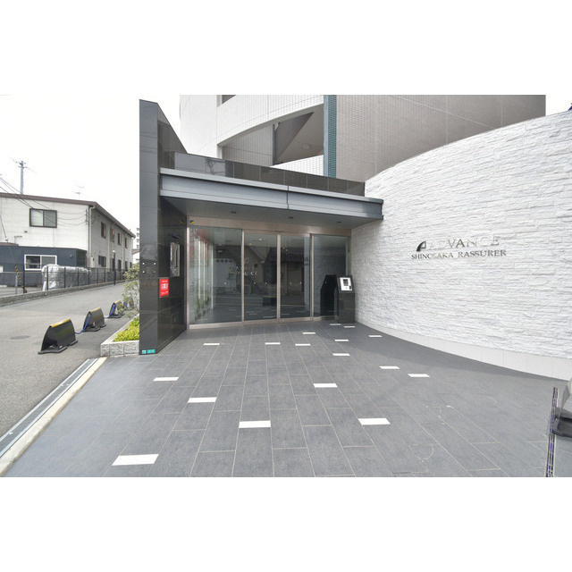 アドバンス新大阪ラシュレのエントランス