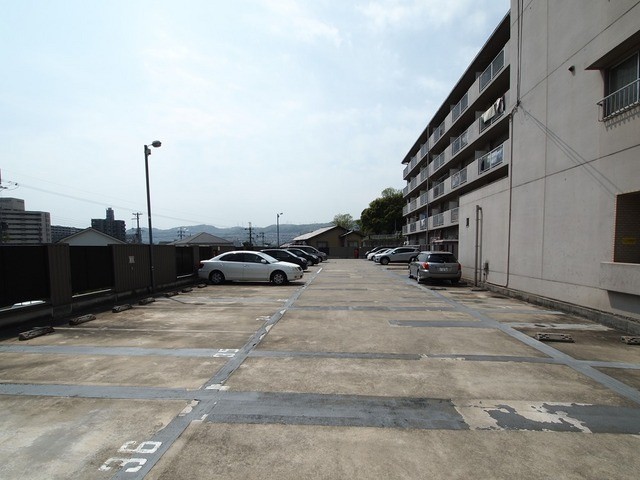 リヴェール三室の駐車場