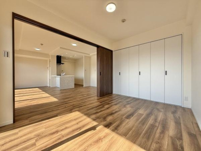 【洋室】 | ライオンズマンション上野芝ガーデンシティ | LDKと隣接した洋室6帖！扉を開けると開放感あふれる空間に！