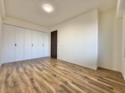 【寝室】 | ライオンズマンション上野芝ガーデンシティ | 全居室には収納を完備！普段使いのお洋服や小物はもちろん、季節物のお洋服などもしっかりと整理整頓おしまい頂けます。居室空間をより広く隅々までお使いいただけますね♪