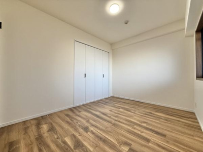 【洋室】 | ライオンズマンション上野芝ガーデンシティ | 木目のフローリングが暖かみのある室内に。明るい寝室で心地のいい朝を迎えられそう。