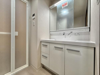 【独立洗面台】 | ライオンズマンション上野芝ガーデンシティ | 明るく、清潔感のある洗面所♪鏡も大きく使い勝手の良い洗面化粧台です♪
収納棚がありますのでタオルや洗剤などまとめておけます！

