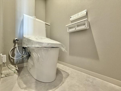 【トイレ】 | ライオンズマンション上野芝ガーデンシティ | 清潔感のある広々トイレです♪
節水型でエコなトイレには、今では当たり前のウォシュレット付き。便座を温める機能付き！