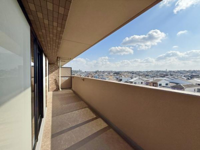 【バルコニー】 | ライオンズマンション上野芝ガーデンシティ | 物干しセットを追加すれば、一度にたくさんのお洗濯物が干せるのが魅力！
太陽の光と爽やかな風を受けたお洗濯物はあっという間に乾き、取りこむ時には太陽の匂いを感じられそうですね♪