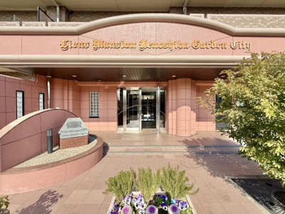 【エントランス】 | ライオンズマンション上野芝ガーデンシティ | 流行に左右されず、将来にわたって価値が継続する「上質」な佇まい。おしゃれな雰囲気や自然の潤い、親しみやすさといった暮らしを豊かにしてくれる住空間です。