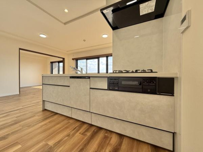 【キッチン】 | ライオンズマンション上野芝ガーデンシティ | 食器洗乾燥機付きで家族の食器もピカピカ。後片付けもラクラクこなせて、日々の生活には欠かせない便利設備。環境にもママの手にも優しいのがうれしいですね。