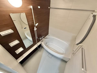【浴室】 | ライオンズマンション上野芝ガーデンシティ | 一日の疲れを癒してくれる場所なので、快適に過ごして頂く為にゆったりサイズのバスタブ。
是非半身浴をお楽しみ下さい。乾燥・暖房機能付き！