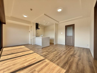 【居間・リビング】 | ライオンズマンション上野芝ガーデンシティ | ここにはみんなが集い、食事と楽しい会話が始まる。話に夢中になりすぎて、ついつい時を忘れてしまう。そんな束の間の幸せを感じさせてくれる場所。