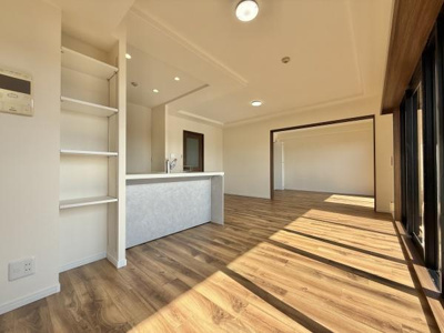 【居間・リビング】 | ライオンズマンション上野芝ガーデンシティ | 大切なご家族が集まるからこそＬＤＫはこだわりたい！休日はおひさまの光をたっぷりと取りこめるリビングでゆったりと過ごしませんか？子供たちが元気に笑いながら走り回っても十分な広さの空間です。