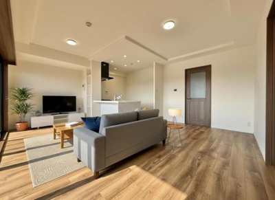 【居間・リビング】 | ライオンズマンション上野芝ガーデンシティ | 【家具配置イメージ画像】ラグやソファで雰囲気を変えたりいろんなアレンジが楽しめます！