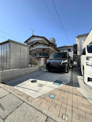 【駐車場】 | 草加市北谷３丁目戸建 | 敷地内駐車場は2台駐車可能です♪