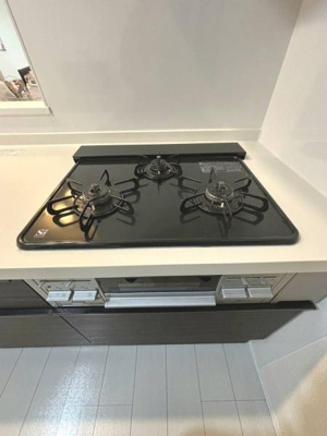 【キッチン】 | 草加市北谷３丁目戸建 | お料理が捗る3口コンロ♪丁寧に使われた綺麗なキッチンです♪