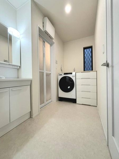 【独立洗面台】 | 草加市北谷３丁目戸建 | 洗面所は広くスペースが取れていて快適です♪窓もあり換気も簡単♪