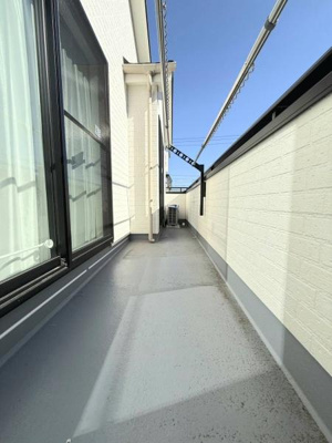 【バルコニー】 | 草加市北谷３丁目戸建 | 日差しが心地よい南向きバルコニー♪広々としており毎日の洗濯が楽しみに♪