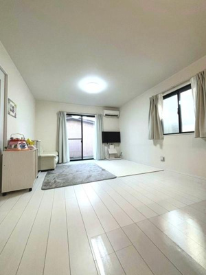 【居間・リビング】 | 草加市北谷３丁目戸建 | 陽光が注ぐ心地よいリビング♪家族の会話が弾む開放的な空間♪