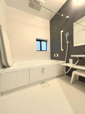 【浴室】 | 草加市北谷３丁目戸建 | 窓付きで換気もバッチリ♪広々とした浴槽で1日の疲れを癒やしてください♪