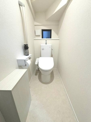 【トイレ】 | 草加市北谷３丁目戸建 | 清潔感あふれる温水洗浄便座♪小窓付きで明るく爽やかな空間♪