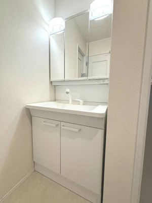 【独立洗面台】 | 草加市北谷３丁目戸建 | 朝の準備もスムーズな三面鏡付き洗面台♪収納豊富で使い勝手◎♪