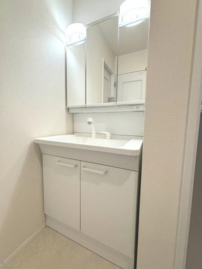 【独立洗面台】 | 草加市北谷３丁目戸建 | 朝の準備もスムーズな三面鏡付き洗面台♪収納豊富で使い勝手◎♪