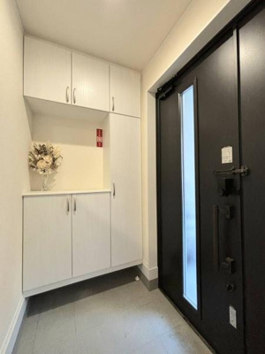 【玄関】 | 草加市北谷３丁目戸建 | ベビーカーも置きやすいゆとりのアプローチ♪毎日を心地よく♪