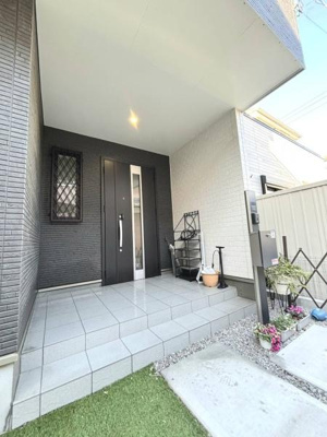 【玄関】 | 草加市北谷３丁目戸建 | 雨の日でも安心の広々玄関ポーチ♪お子様の自転車や宅配ボックスもおけます♪